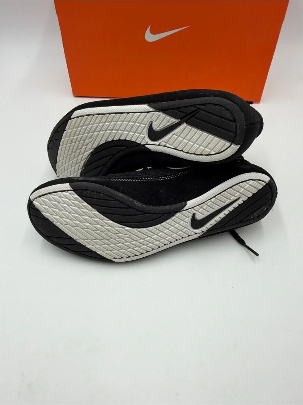 Nike Speedsweep VII wrestling shoes in black and white. - Picture 6 of 7